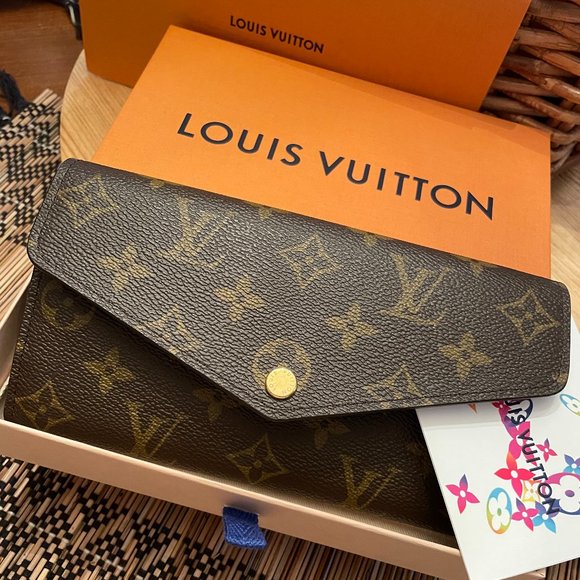 Sarah Wallet Monogram